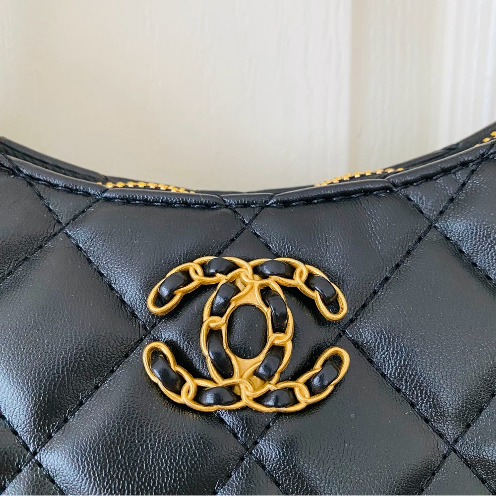 New in Box Chanel Makeup GWP Black Quilted Faux Leather 19 Hobo Shoulder Bag - Picture 5 of 15